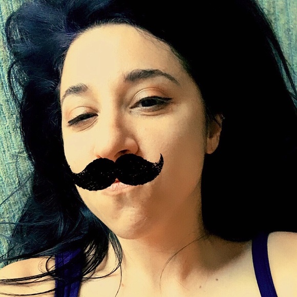 Meet your Posher, Danielle! - Picture 2 of 11